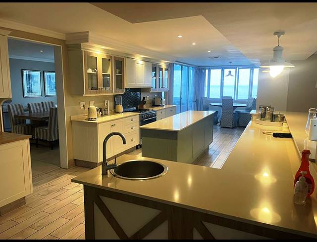 6 BEDROOM HOUSE FOR SALE IN LA LUCIA